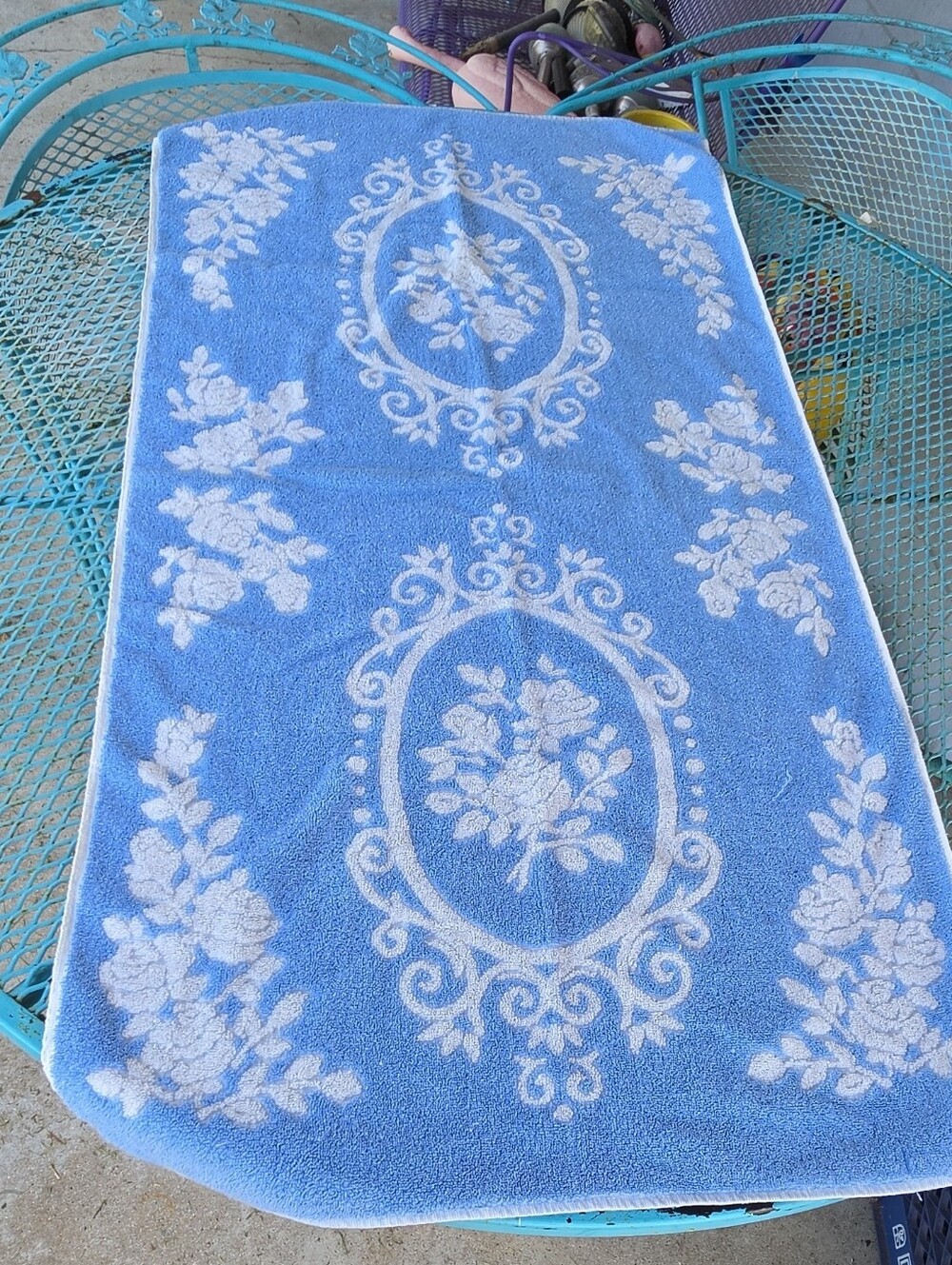 Cannon Royal Family Blue/White Floral Textured Cotton Bath Towel